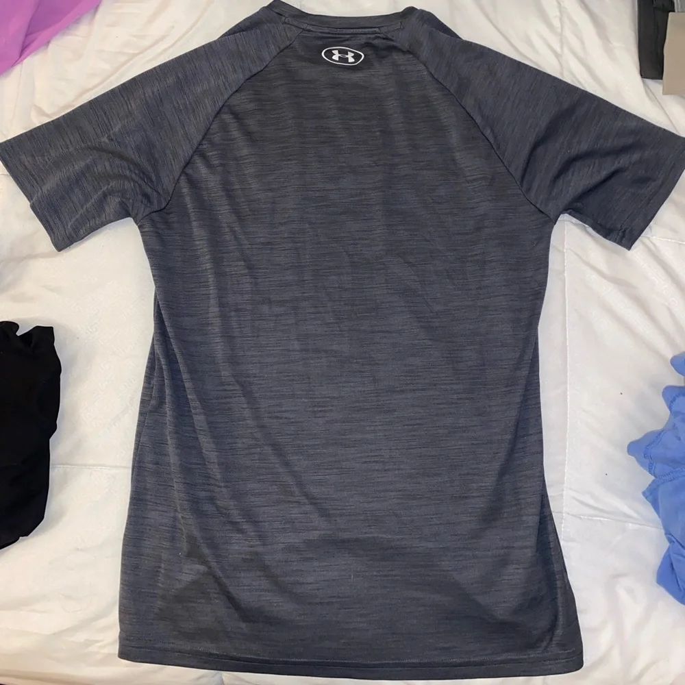 Gray Under Armour Synthetic T-Shirt - Picture 2 of 2